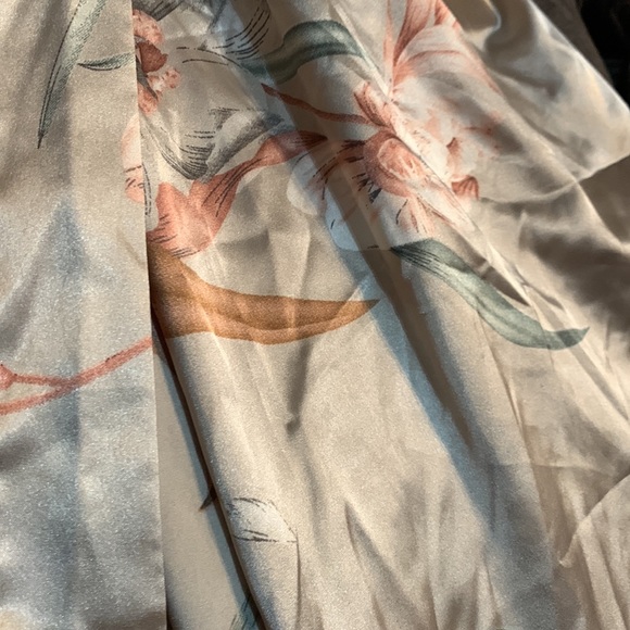 HOST PICK 🌸Floral satin like robe 1XL - Picture 2 of 9